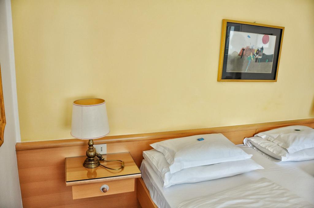Hotel Zima Мерано Стая снимка